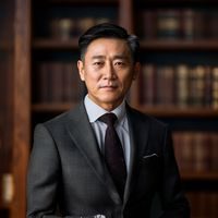 探花系列创始人陈威的职业形象照，着深色休闲西装，神情专注而亲和，背景为温暖的木质书架，体现出内容创作者的人文气质