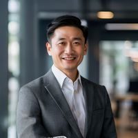 探花系列品牌运营总监林晓的职业形象照，面带微笑，着浅色商务装，背景为现代化办公环境，展现出专业自信的职场风采