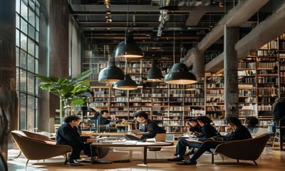 探花系列热门话题精编，年轻人在图书馆认真阅读讨论，明亮现代空间与复古书籍形成对比